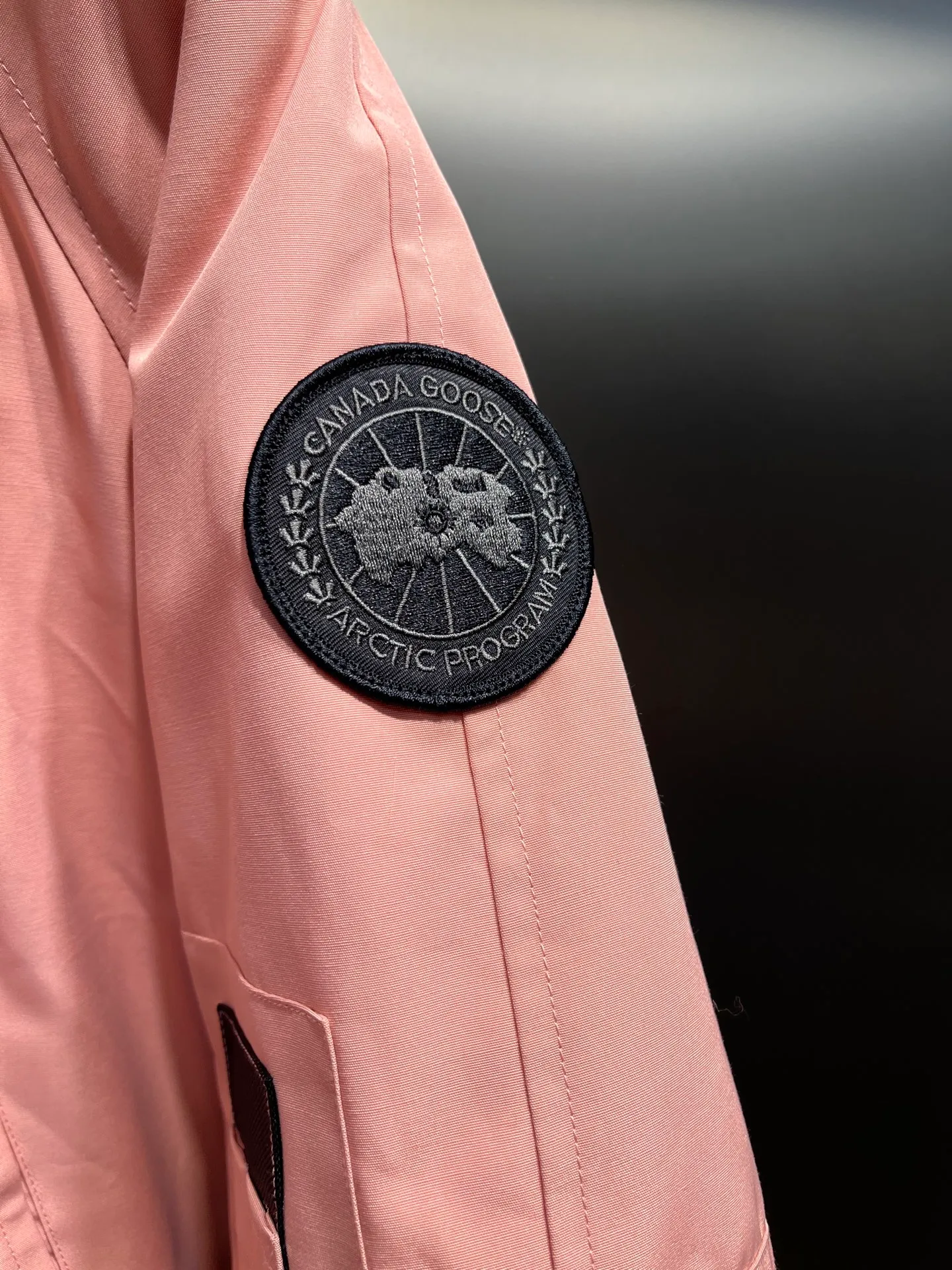 P720 high-end version (new version of Big Goose 01) Canada Goose Canada Goose #Chilliwack 7999M bomber jacket short down jacket/01 model #Men and Women Same Style# ➖ Genuine synchronous anti-counterfeiting chip sensor! ➖ Imported 21S polyester-cotton blended original fabric [last year’s 16S/18S hard fabrics have been completely eliminated, this year all use 21S genuine synchronous fabrics, the soft mid-strap feels delicate and textured], genuine synchronous Feather-Light 10D waterproof coating fabric, made of 84.5 polyester fiber and 15.5 cotton, 100% the best feel in the entire network! ➖ The genuine official website is synchronized with the national standard 80 white duck down, you can check the official website customer service, there will never be a series of misleading claims such as 90 down or goose down! ➖ Using the best nylon lining with double double-layer sealing design, velvet-proof No. 7 needle + grid-filled down ready-made garments, there is 100% no so-called velvet running! ➖ The cuffs are designed with thickened seamless threads, and the collar and pockets are lined with top-quality polar fleece to keep you warm and comfortable! ➖ Yoshida YKK provides original custom-made electroplated sliders. YKK two-way lockable zippers are tight and smooth and will not peel off paint! ➖ 3M composite guarantees that the Velcro is the same as the original, durable, and all accessories and hardware are custom-made! ➖ Imported BEHRINGER embroidery machine to customize the 10,000-needle embroidery logo, 98% of which can be reproduced to restore the original logo. You can check and compare on the official website! ➖ The fur collars are all made of large pieces of Western Canadian blue wolf hide, ensuring that each fur collar is 13-15cm wide!   Size:XS-XXL